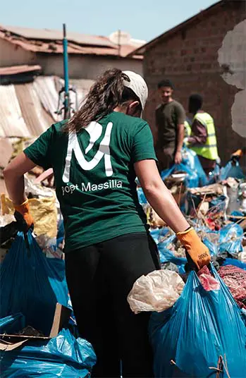 Bénévole de Massilia lors d'une collecte de déchets plastiques