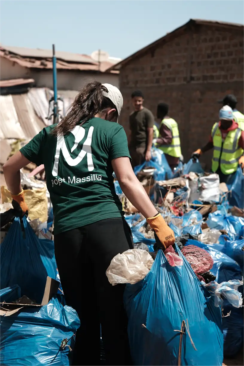 Bénévole de Massilia lors d'une collecte de déchets plastiques
