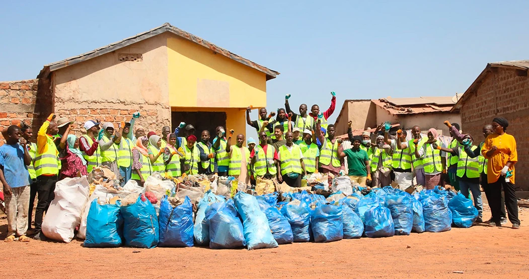 Bénévoles et habitants réunis après une collecte de déchets à Garambé, en Guinée